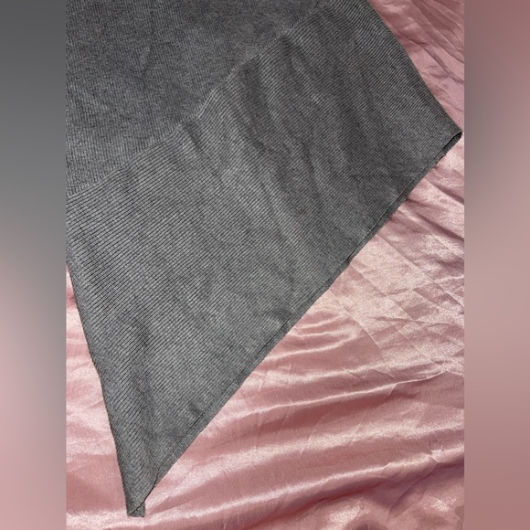 Asymmetrical skirt. - Picture 2 of 4